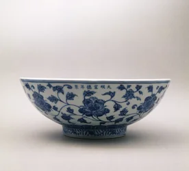 Blau-weiße Schale mit Blumendekoration, trägt die Regierungsmarke von Hsuan Te, 1426-35, Ming-Dynastie, 1368-1644